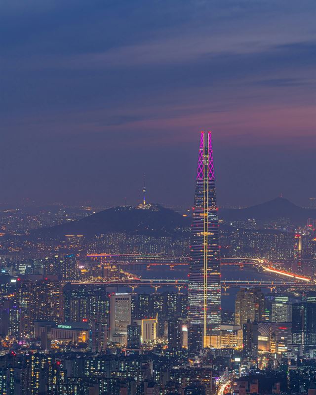 Seoul skyline at night with Lotte World Tower lit up